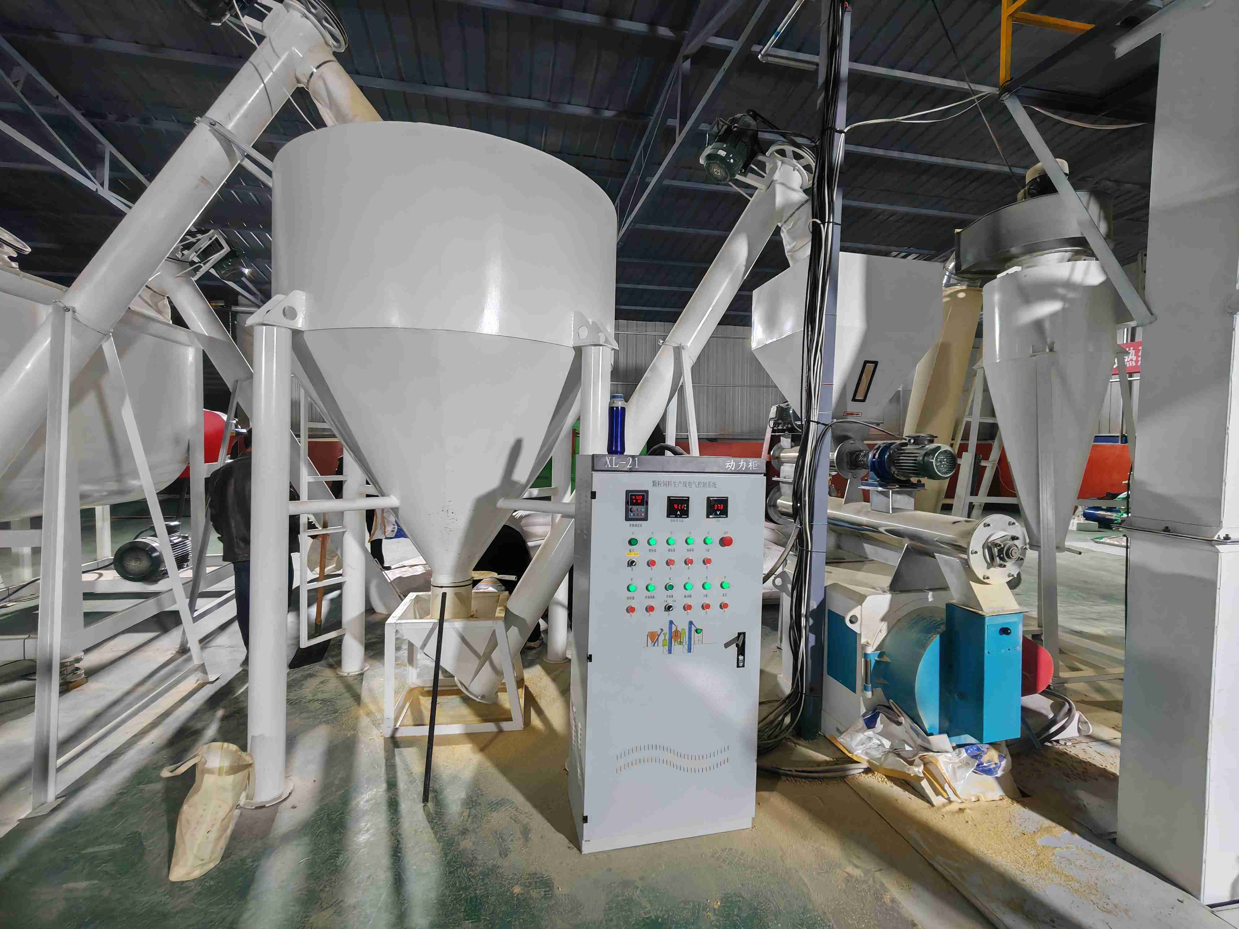 全自動(dòng)大型飼料生產(chǎn)線 高效精準(zhǔn)的現(xiàn)代化生產(chǎn)體系